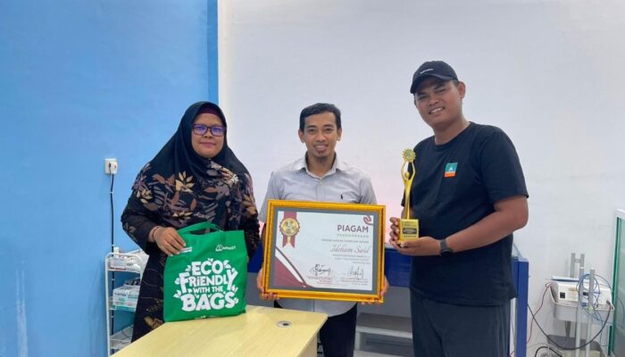 Mengabdi Tanpa Sekat, Dedikasi dr. Ideham Said Berbuah Penghargaan