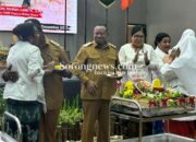 Cipika-cipiki Gubernur Elisa Kambu dan Istri Warnai Peringatan Hari Ibu ke-97 di Papua Barat Daya