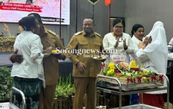 Cipika-cipiki Gubernur Elisa Kambu dan Istri Warnai Peringatan Hari Ibu ke-97 di Papua Barat Daya