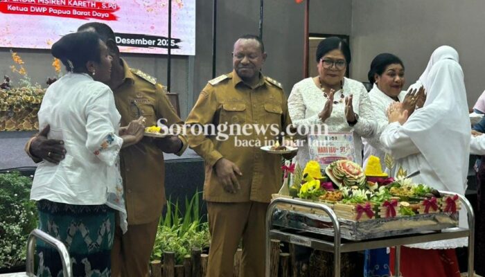 Cipika-cipiki Gubernur Elisa Kambu dan Istri Warnai Peringatan Hari Ibu ke-97 di Papua Barat Daya