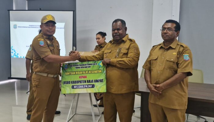 Hibahkan Alkes Rp 7,3 Miliar ke RSUD Raja Ampat, Gubernur : Pelayanan Kesehatan Harus Didahulukan, Administrasi Menyusul