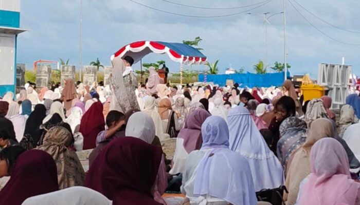 Ribuan Jemaah Padati Pantai Reklamasi Sorong, Khutbah Idul Fitri Tekankan Rekonsiliasi dan Toleransi